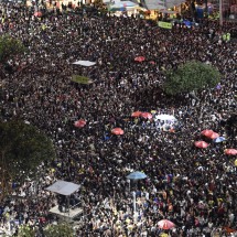 Vista aérea de fãs esperando o megashow da estrela pop americana Lady Gaga na praia de Copacabana -  (crédito: Daniel RAMALHO / AFP)