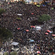 Vista aérea de fãs aguardando o megashow da estrela pop americana Lady Gaga na praia de Copacabana -  (crédito: Daniel RAMALHO / AFP)