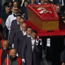 Vídeo: Veja momento em que fiéis se despedem do Papa em emocionante cerimônia - Tupi - Pablo Oliveira
