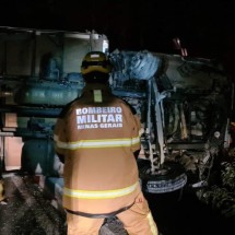Caminhoneiro morre ao ser arremessado para fora do veículo em capotamento - CBMMG