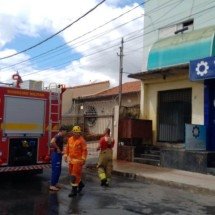 Casa pega fogo em Belo Horizonte - CBMMG