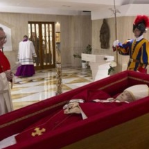 Vaticano divulga primeiras imagens de papa Francisco no caixão - Tupi - Pablo Oliveira
