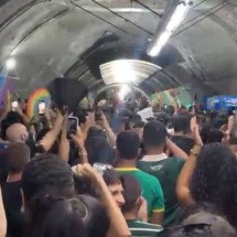 Fãs de Lady Gaga lotam estação de metrô e fazem sinfonia com leques - Lola Ferreira/Folhapress