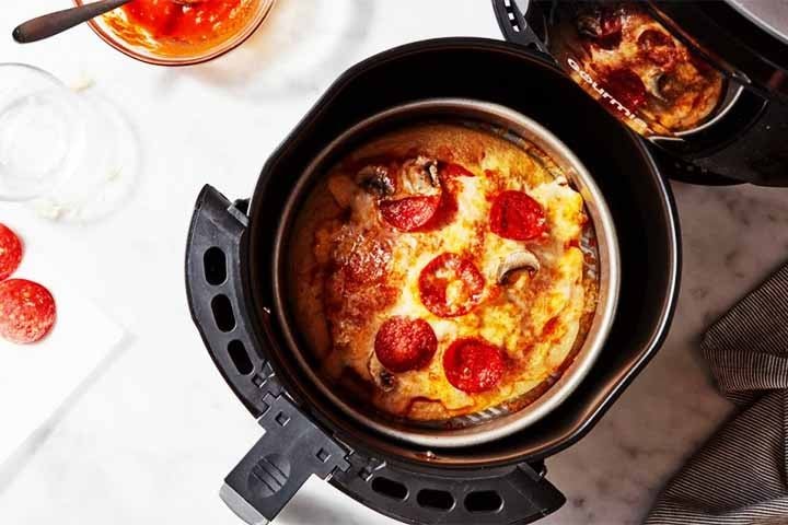 Ã? possÃ­vel atÃ© preparar pizzas, hambÃºrgueres e sanduÃ­ches de forma mais rÃ¡pida e com menos gordura. AlÃ©m disso, a air fryer pode ser usada para aquecer alimentos e atÃ© descongelar produtos congelados, mantendo a crocÃ¢ncia sem perder a qualidade. 