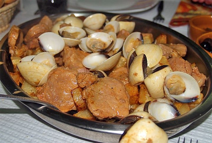 Outra carne que é fonte de ferro heme é a de porco, sobretudo nos cortes magros. Sendo assim, ela é rica em proteínas, vitaminas do complexo B, aminoácidos e minerais como fósforo, potássio, zinco e selênio.