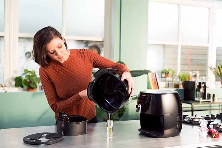 Para evitar esse problema, Ã© essencial fazer uma limpeza rigorosa do cesto e das partes internas do aparelho com Ã¡gua morna e sabÃ£o apÃ³s cada uso. Nunca reutilize utensÃ­lios sem lavÃ¡-los corretamente e preste atenÃ§Ã£o aos resÃ­duos de alimentos no equipamento, realizando uma limpeza profunda sempre que necessÃ¡rio.