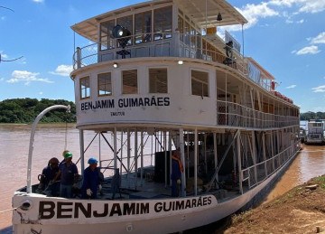Vapor Benjamin Guimarães é colocado novamente dentro d água no Rio Sao Francisco, em 3 de maio de 2025 -  (crédito: Ivan Rodrigues/divulgação)