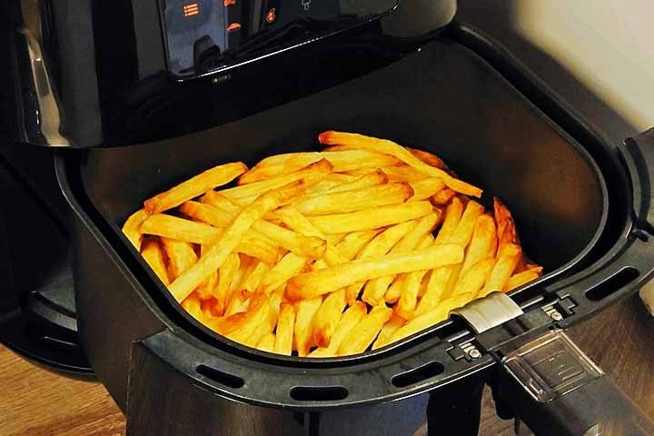 Quanto às suas utilidades, a air fryer é extremamente versátil e permite preparar uma grande variedade de pratos de maneira rápida e saudável. Além da tradicional batata frita, você pode fazer diversos outros alimentos. 
