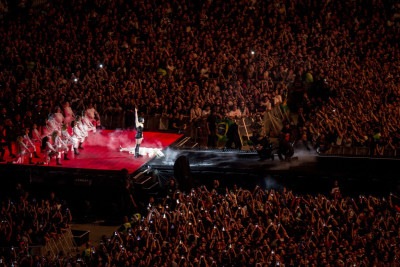 Lady Gaga agradeceu aos fãs brasileiros pela espera e disse amá-los em discurso durante show em Copacabana neste sábado (3) -  (crédito: Daniel Ramalho/AFP)