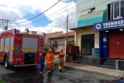 Incêndio em casa n Norte de Belo Horizonte mobilizou o Corpo de Bombeiros na manhã deste sábado (3/5) -  (crédito: CBMMG)