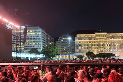 Público da área VIP do show de Lady Gaga na praia de Copacabana à espera da cantora -  (crédito: Pedro Martins/Folhapress)