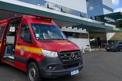 Em um primeiro atendimento, militares do Corpo de Bombeiros resfriaram o local das queimaduras com soro fisiológico -  (crédito: CBMMG / Divulgação)