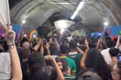 Fãs de Lady Gaga em metrô lotado -  (crédito: Lola Ferreira/Folhapress)