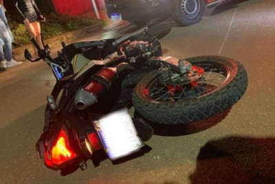 Motociclista perdeu o controle da direção, bateu no meio fio e capotou diversas vezes -  (crédito: PMMG/Divulgação)
