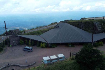 ConstruÃ­da na dÃ©cada de 1970, a Igreja das Romarias, no alto da Serra da Piedade, foi alÃ§ada Ã  condiÃ§Ã£o de basÃ­lica pelo papa Francisco, em 2017 -  (crédito: Leandro Couri/EM/DA.Pres â?? 19/3/2025)