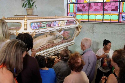 Fiéis rezam diante de escultura de francisca de Paula de Jesus, a Nhá Chica, no interior do Santuário Nossa Senhora da Conceição, em Baependi, no Sul de Minas, onde a beata está sepultada. hoje, haverá celebrações em louvor à mineira -  (crédito: Santuário Nossa Senhora da Conceição/divulgação)