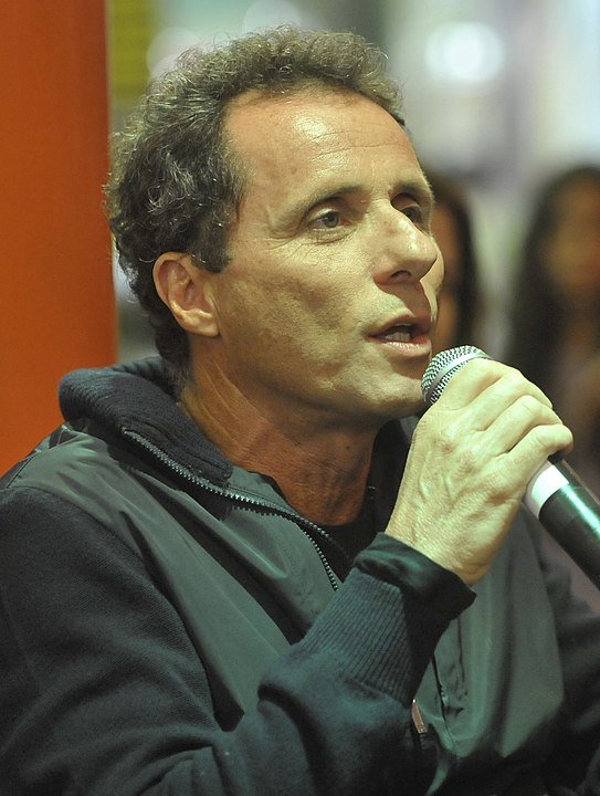 Tony Bellotto - O músico paulista critica o fanatismo religioso e diz: "Sou ateu, mas não encho o saco de ninguém com isso. Não vejo tanta diferença em crer ou não em deus (com d minúsculo, como dizia Jose Saramago)". 