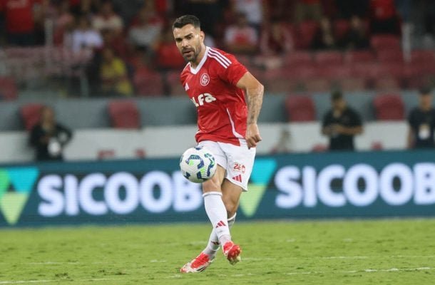 BRUNO HENRIQUE -   Sua expulsão comprometeu a equipe, que lutava bravamente por um triunfo em Itaquera. Mas o Colorado não resistiu à desvantagem numérica. Portanto, o meio-campista tem boa parcela de culpa na derrota. NOTA 4,0 - Foto: Ricardo Duarte / Internacional