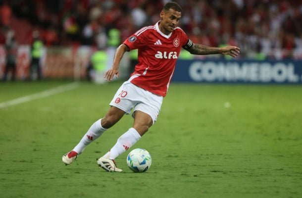 ALAN PATRICK -  Observou muito bem a movimentação de Fernando e deu passe na medida em jogada do gol de Thiago Maia, o da virada parcial. Mas foi sacado no intervalo. NOTA 6,0 - Foto: Ricardo Duarte / Internacional