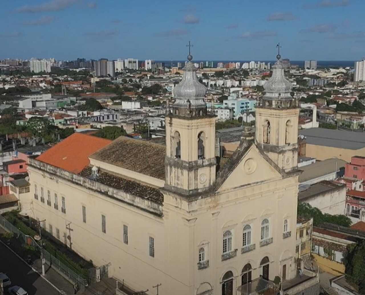 A Catedral de Maceió, com sua harmonia arquitetônica, é um dos principais templos da cidade, enquanto a Igreja de Bom Jesus dos Martírios, com sua mistura de estilos, também se destaca como um ícone da fé e da história de Maceió.