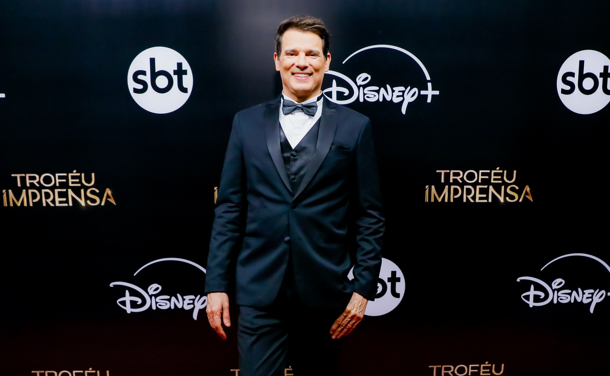 O apresentador Celso Portiolli esbanjou simpatia e estilo no tapete vermelho do Troféu Imprensa-Lourival Ribeiro/ SBT