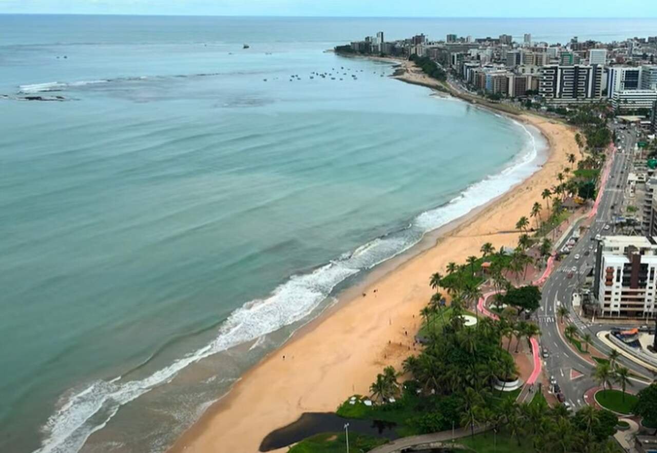 Durante o século XVIII, o povoado foi se consolidando como um centro de comércio, o que levou à sua elevação à vila em 1815, tornando-se Maceió a nova capital da capitania de Alagoas, em 1839, após um processo tumultuado de transferência da sede do governo.