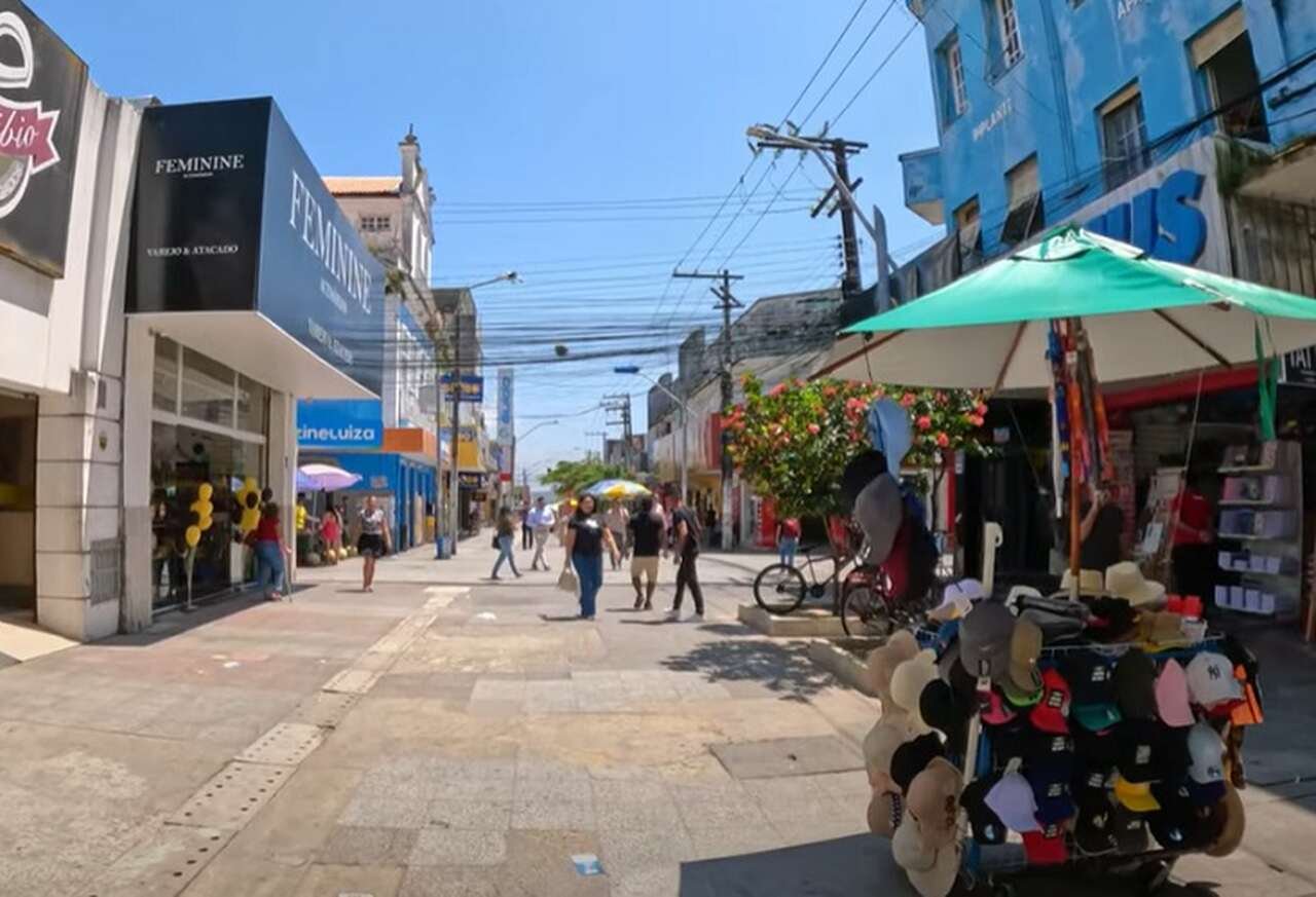 O Centro de Maceió é outro ponto de destaque, onde a história da cidade está preservada nas construções e monumentos do século XIX. A arquitetura da cidade reflete influências europeias e locais, com belos exemplos de estilos neoclássicos, barrocos e ecléticos.