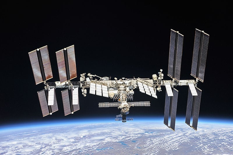 Em 2000, o Krikalev integrou a primeira tripulação da Estação Espacial Internacional (ISS). Depois, tornou-se o diretor de missões tripuladas da Roscosmos, a agência espacial russa.