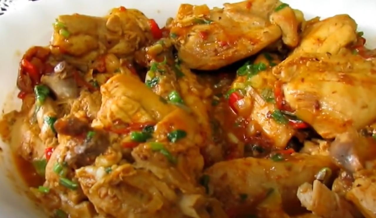 Carnes brancas como do frango também são fonte importante de ferro heme e ajudam no ganho de massa muscular. É uma ótima fonte de proteínas magras, vitaminas do complexo B, aminoácidos e outros minerais, como magnésio, zinco e selênio.