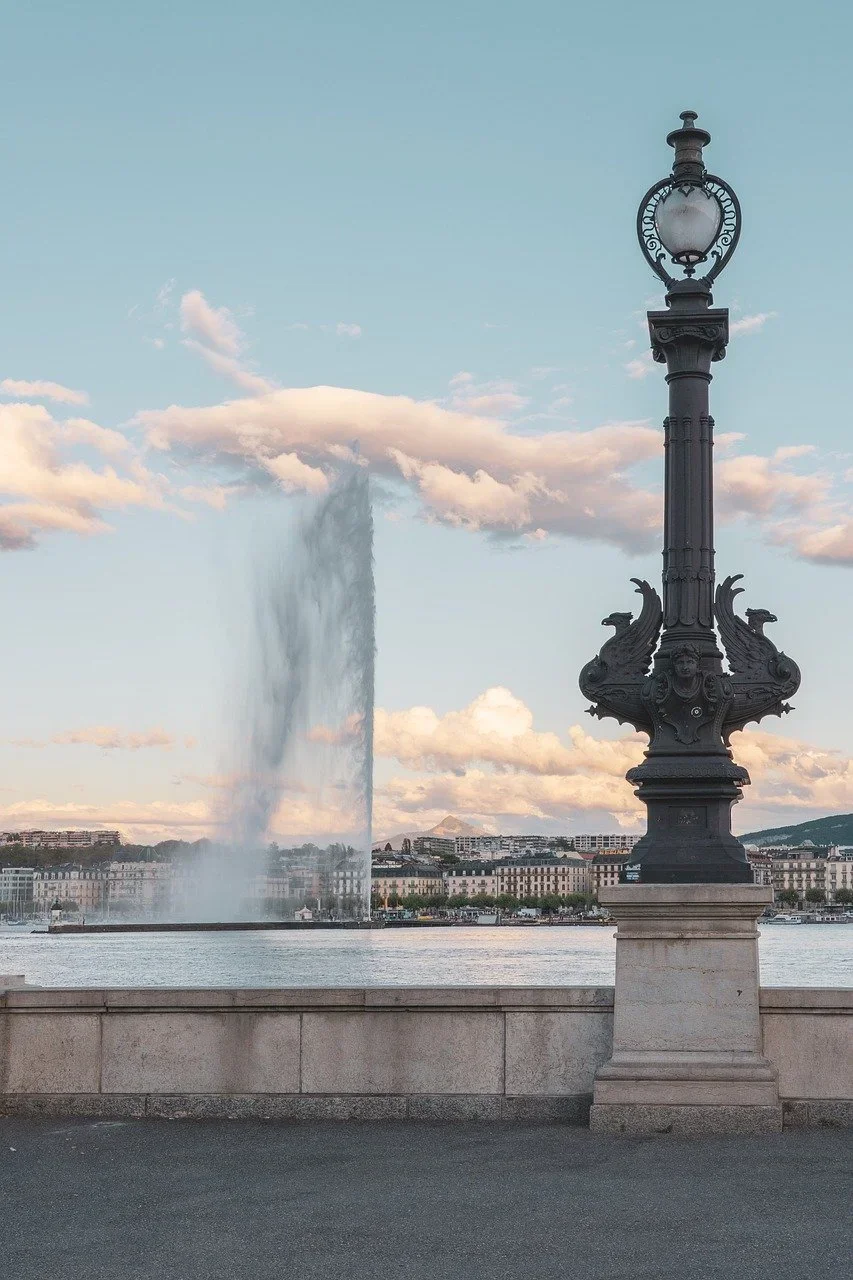 Apenas em dois casos, as bombas são desligadas. Em caso de vento forte, o Jet d’eau é paralisado assim que as primeiras gotas atinjam os barcos ou os cais. Além de quando as temperaturas chegam perto de 0 °C, para que os cais não fiquem molhados ou se transforme em uma pista de gelo.