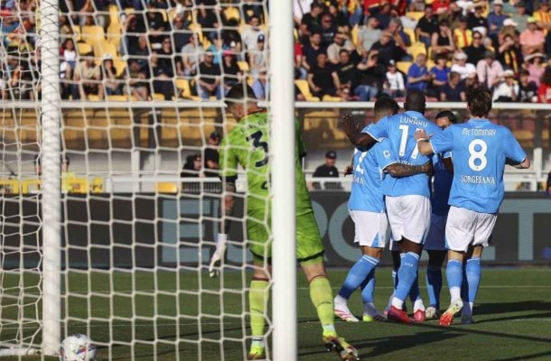 Napoli derrota o Lecce e dispara no Campeonato Italiano