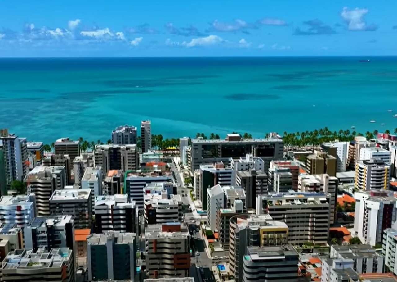 O nome Maceió, de origem tupi, significa "o que tapa o alagadiço", referindo-se à presença de áreas alagadas que caracterizam parte de sua paisagem natural.