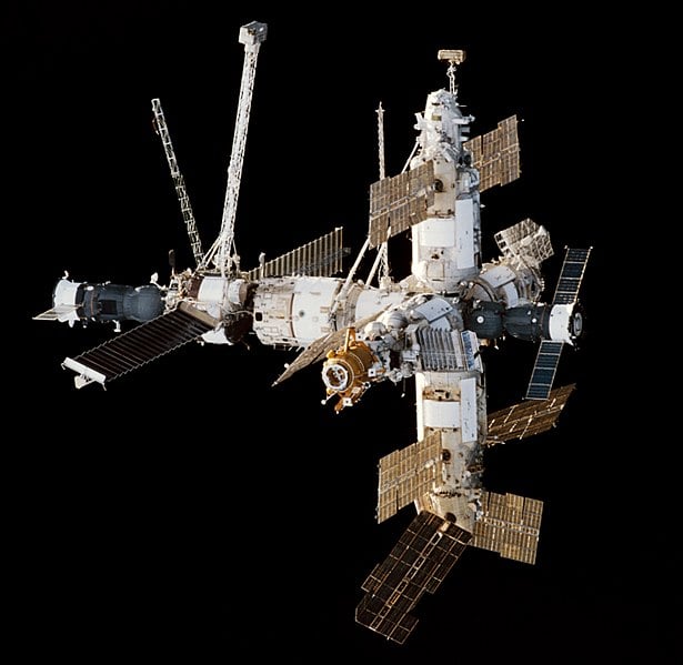 O soviético Krikalev partiu a bordo da espaçonave Soyuz TM-12 para uma missão na estação Mir, localizada 400 km acima da superfície da Terra.