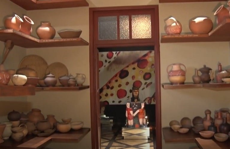 O museu reúne uma vasta coleção de objetos, fotografias e documentos que registram a memória das festas e tradições alagoanas, além de obras de artistas locais e nordestinos.