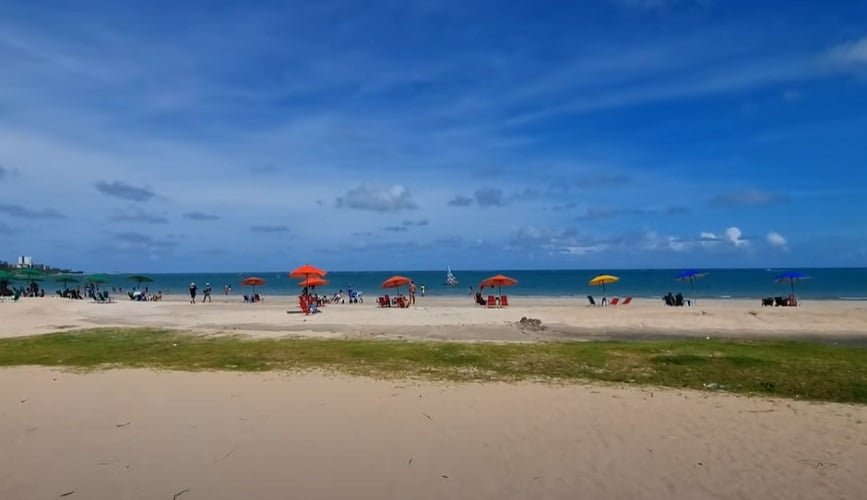 A orla de Maceió, composta pelas praias de Pajuçara, Ponta Verde e Cruz das Almas, é considerada uma das mais bonitas do mundo, oferecendo paisagens de tirar o fôlego.