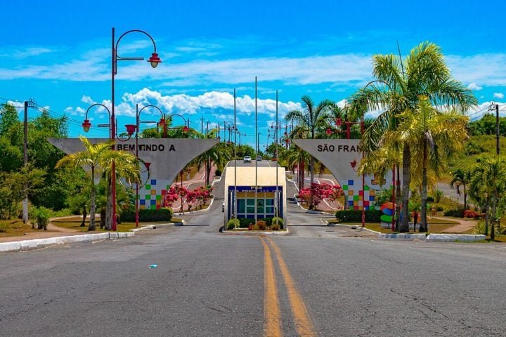 SÃ£o Francisco do Conde (BA): Com uma populaÃ§Ã£o estimada de aproximadamente 40 mil habitantes, SÃ£o Francisco do Conde pertenceu a Salvador atÃ© 1697, quando foi emancipado.