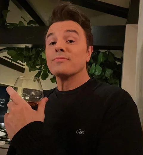 Seth MacFarlane - O criador das séries "Uma Família da Pesada" e "American Dad" , nascido em Connecticut, foi criado por católicos, mas não crê em Deus e costuma fazer piadas sobre religião nos programas.   