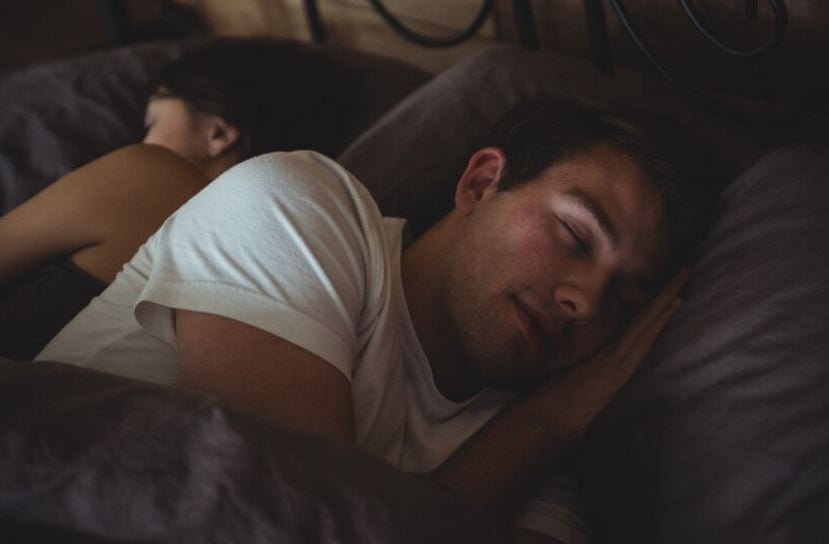 Na medida do possivel, tente manter horários regulares para o sono, sem muita variação. Quando não der, tente reajustar o esquema posteriormente. Tente dormir entre 6 e 8 horas, que é a faixa recomendada pelos especialistas. Evite beber qualquer coisa pouco antes de dormir, pois , se beber, certamente vai acordar para ir ao banheiro e terá o sono interrompido. 