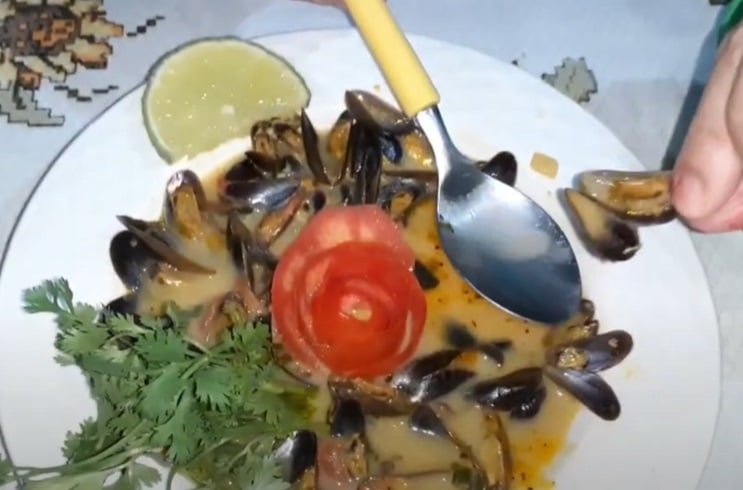A gastronomia local, rica em frutos do mar, Ã© outro ponto de destaque, com pratos tÃ­picos como o Sururu de Capote, o Siri Mole ao Coco e a Pituzada, que sÃ£o verdadeiras iguarias da culinÃ¡ria alagoana e nordestina.