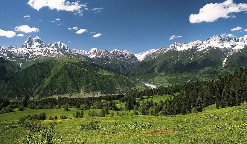 A Suanécia é uma região considerada Patrimônio da Humanidade pela UNESCO, em que aldeias com casas medievais ainda persistem, na paisagem montanhosa do Cáucaso.   