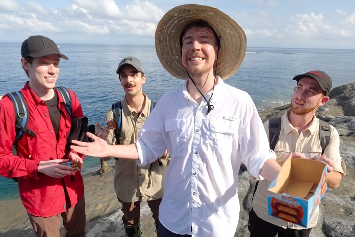 "Sobrevivemos à Ilha das Cobras e ninguém morreu", celebrou o youtuber no fim da aventura.