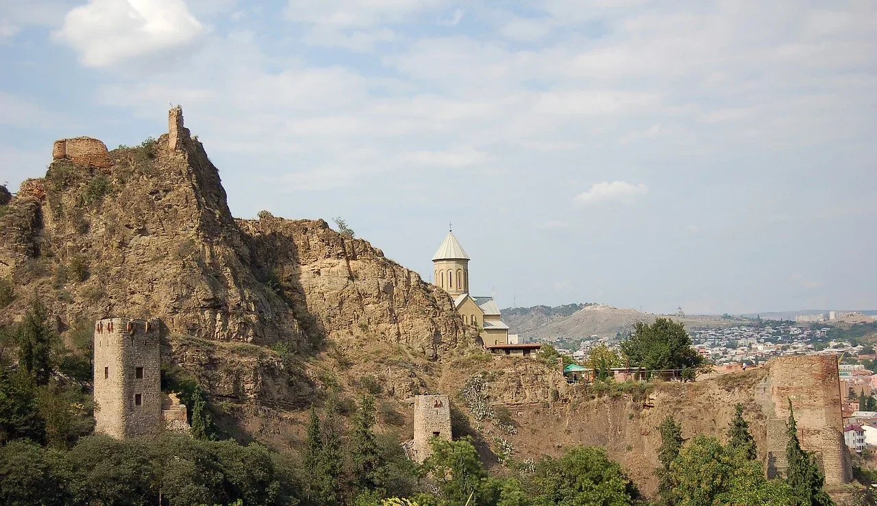 Uma das principais atrações é a Fortaleza de Narikala, erguida no século IV, e que tem a igreja de São Nicolau aos seus pés. 