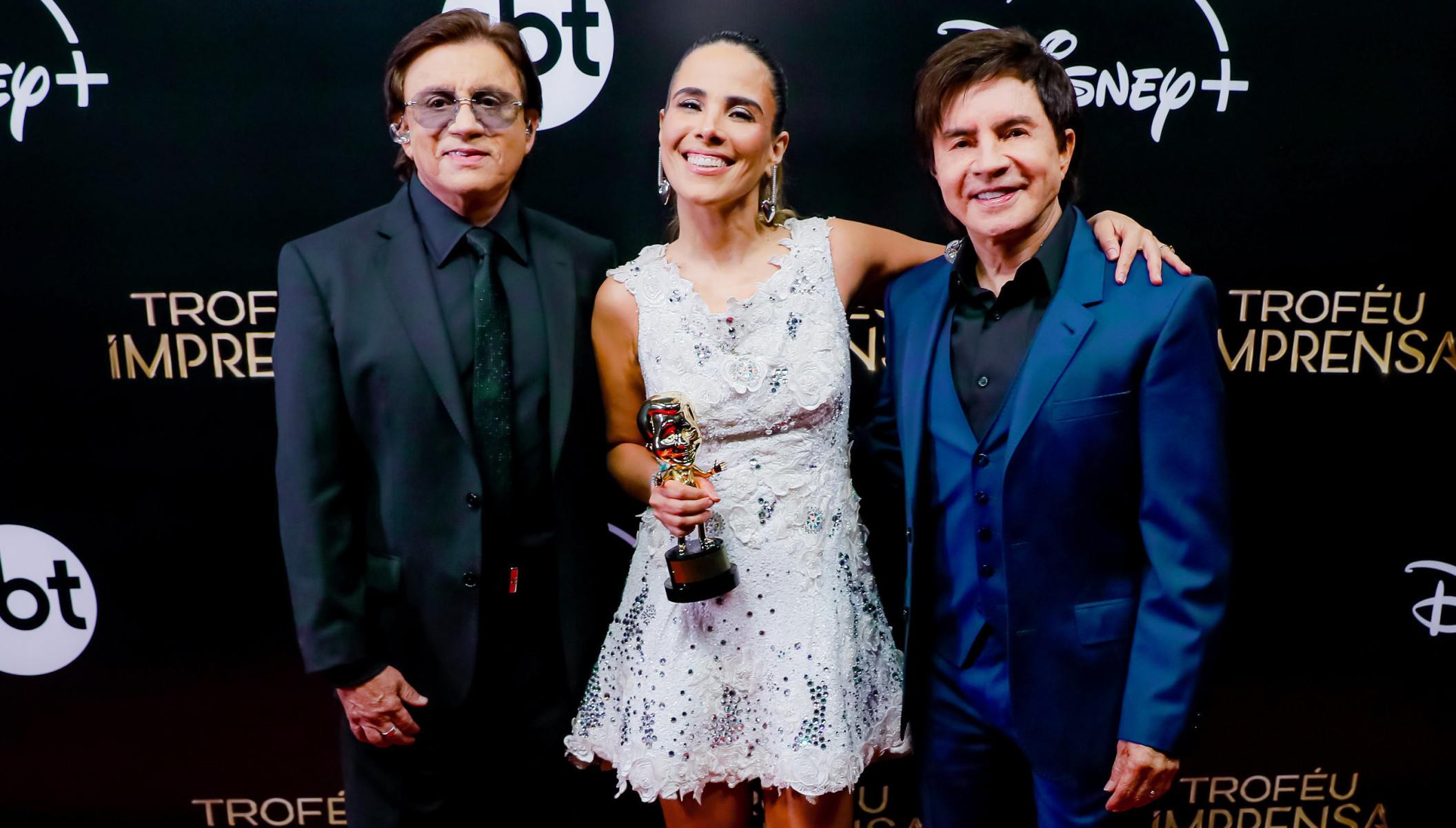 Wanessa Camargo, de vestido branco com rendas, posou ao lado da dupla Chitãozinho e Xororó-Lourival Ribeiro/ SBT