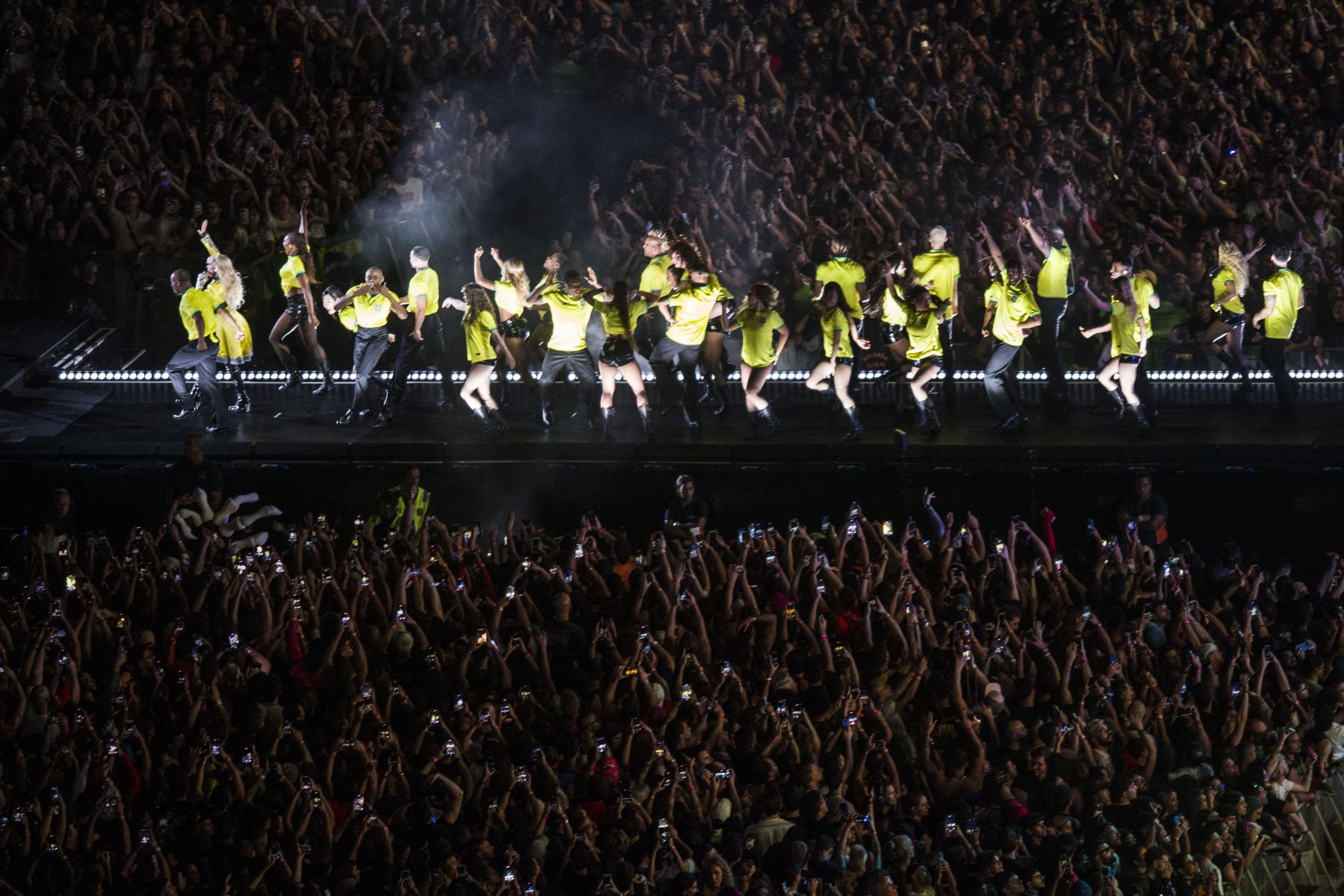 A popstar Lady Gaga performou durante o show na praia de Copacabana, no Rio de Janeiro, nesse sábado (3)