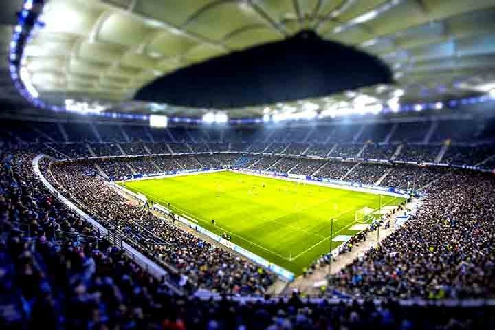 Já o Volksparkstadion é a casa do Hamburgo, um dos clubes mais tradicionais da Alemanha. Com capacidade para mais de 50 mil torcedores, o estádio já sediou importantes competições, como a Copa do Mundo de 1974 e 2006.