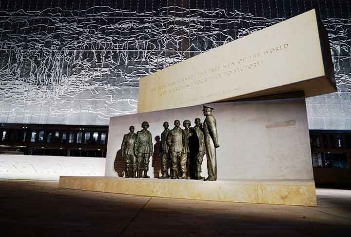 O Memorial Eisenhower (Washington, EUA) homenageia Dwight D. Eisenhower, 34Âº presidente dos Estados Unidos. Foi erguido em 2020 e fica na base do CapitÃ³lio, centro legislativo do Estado norte-americano.
