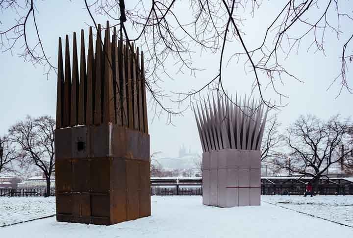 O Memorial a Jan Palach (Praga, República Tcheca) homenageia exatamente o tchecoslovaco Jan Palach, estudante que se suicidou em 1969 em forma de protesto contra a invasão da Tchecoslováquia (atual República Tcheca) por parte da União Soviética (atual Rússia). 