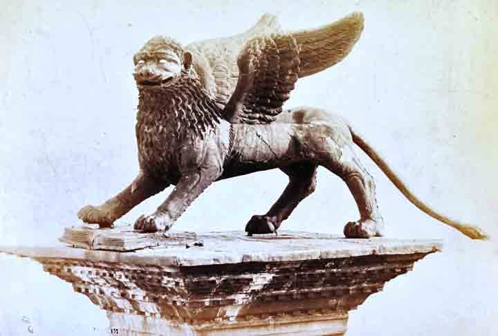 O famoso Leão de Veneza pode ter sido construído durante a dinastia Tang, de 618 a 907 d.C.  A estética do Leão lembra os  zhènmùshòu, “guardiões de tumbas” da dinastia Tang. Os pesquisadores lembram que venezianos  viajaram para a China e podem ter voltado com peças.
