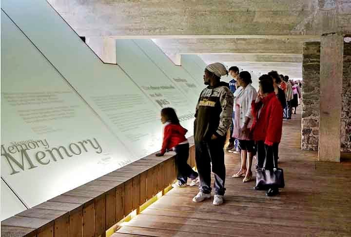 O Memorial da Abolição da Escravatura de Nantes (França) foi inaugurado em 2011 e fica às margens do Rio Loire, em Nantes. O porto fluvial da cidade servia para expedições francesas de tráfico de escravos.