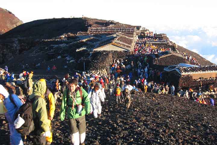 Além disso, foi estabelecido um limite de visitantes para prevenir excesso de tráfego e impactos ambientais no local. No Monte Fuji existem muitos outros pontos em Fujikawaguchiko e arredores que oferecem vistas estonteantes sem a necessidade de obstrução.